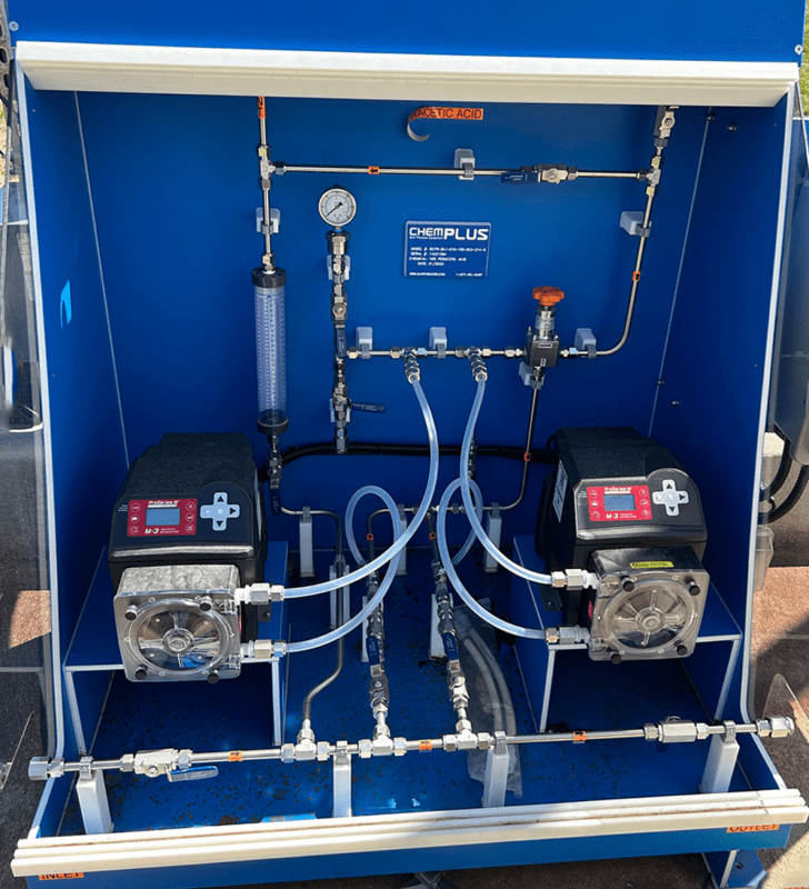 Sistema Duplex Skid com dois FLEXFLO® Bombas dosadoras peristálticas M3 que dosam ácido peracético (PAA) em solução a 15% para estação de tratamento de águas residuais