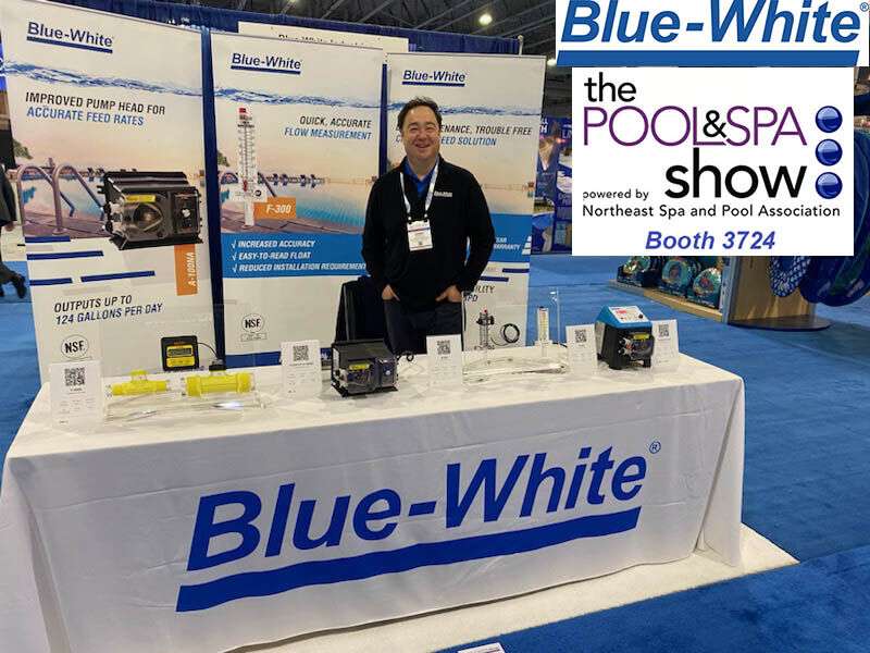 Bei der Poolshow? Kommen Sie an Stand 3724 vorbei und unterhalten Sie sich mit Danny über die besten Optionen für Flüssigchlorzufuhr und Durchflussmessung. Blue-White® hat Sie abgedeckt!