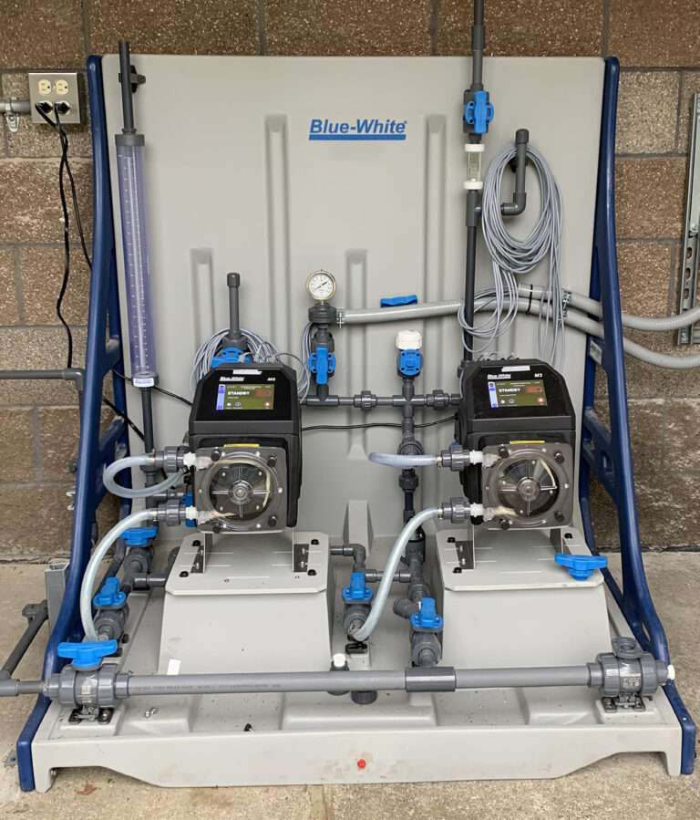 FLEXFLO® M3 peristaltische doseerpompen geïnstalleerd op een CHEM-FEED® CFPS-2 Skid-systeem