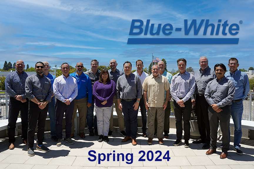 Blue-White® Les équipes commerciales internes et externes se réunissent pour célébrer les succès, tout en discutant des nouveaux produits, des plans et du service client 2 réunion de vente 01