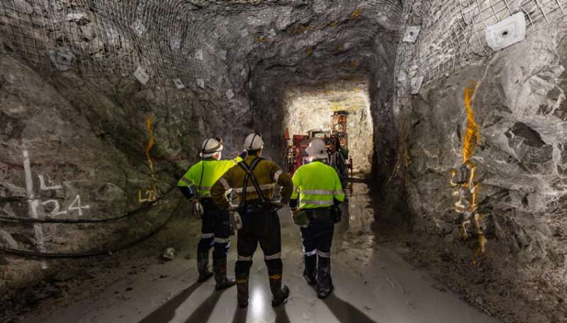 Blue White Collaboration Between Departments Increases Performance and Profitability in Mining Operations Article 6 25
