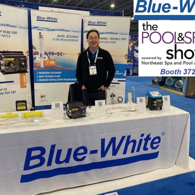 Bei der Poolshow? Kommen Sie an Stand 3724 vorbei und unterhalten Sie sich mit Danny über die besten Optionen für Flüssigchlorzufuhr und Durchflussmessung. Blue-White® hat Sie abgedeckt!